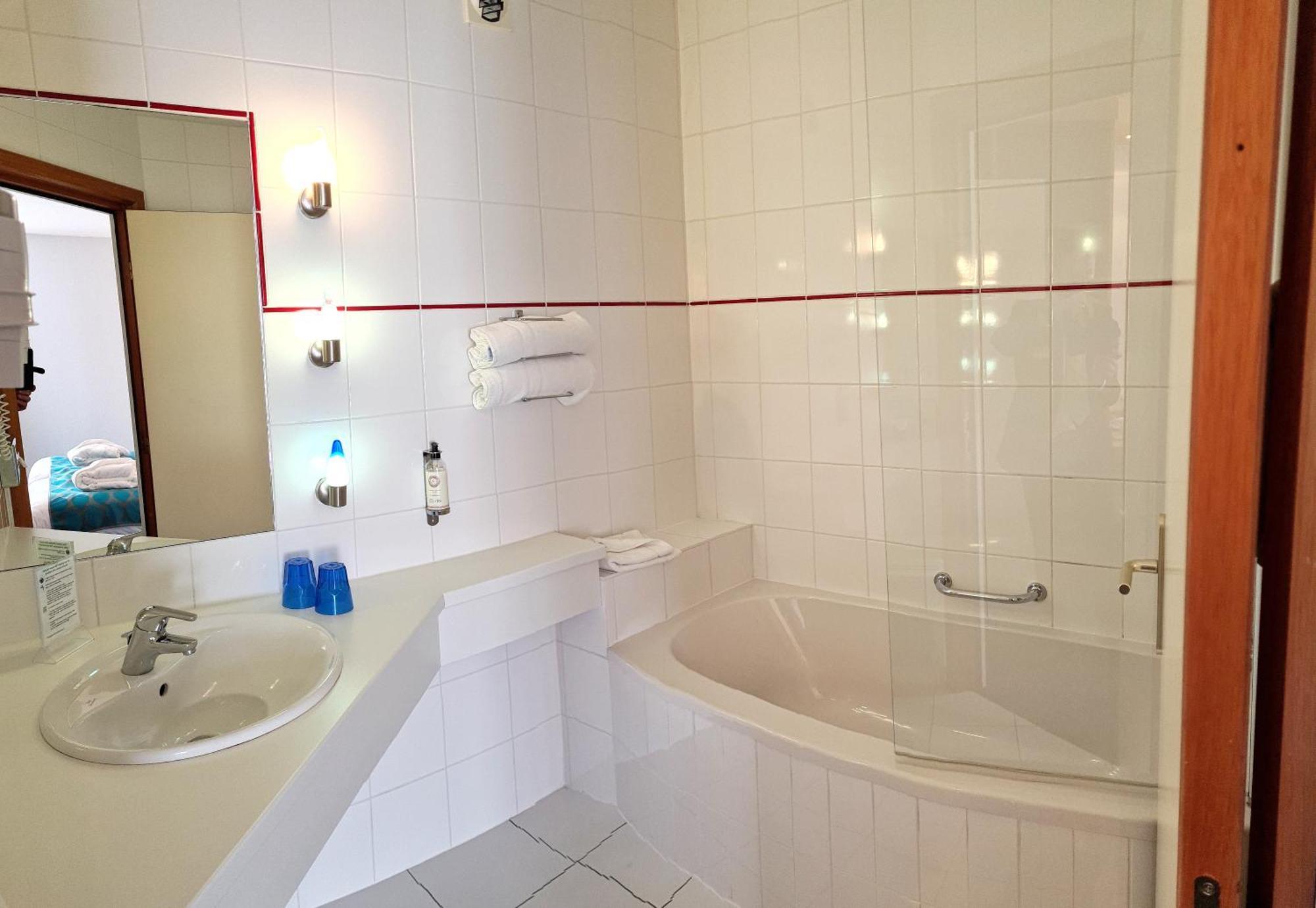 Western & Le Schoenenbourg - - Proche Colmar Hotel